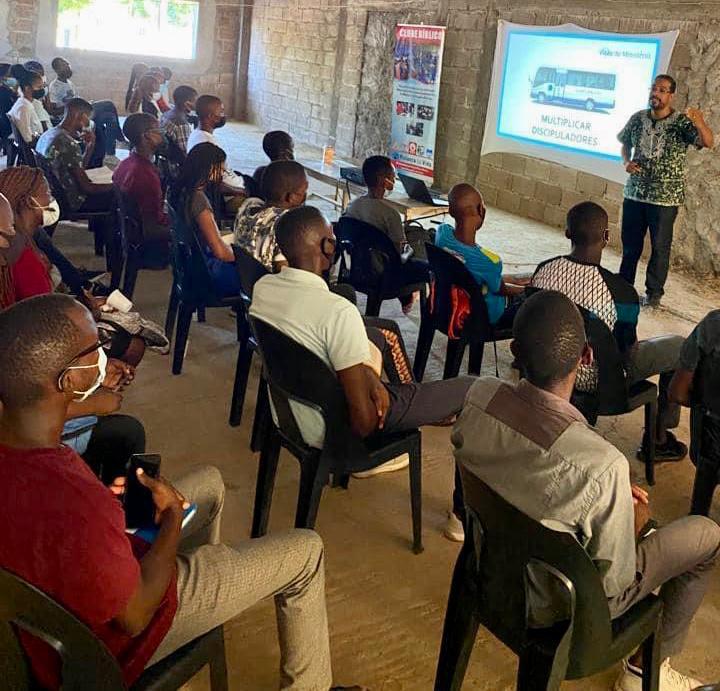 Missionário Aurino dando aula com projetor